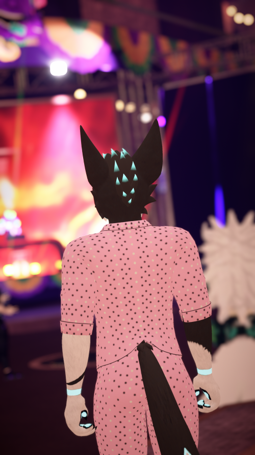 VRChat_2025-03-28_23-07-27.142_2160x3840.png