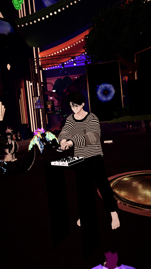 VRChat_2025-03-31_04-03-24.634_2160x3840.png