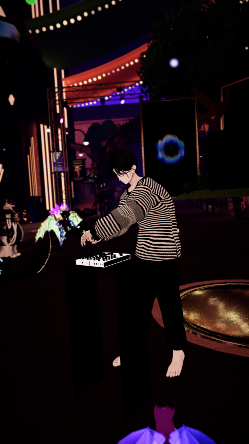 VRChat_2025-03-31_04-03-28.386_2160x3840.png