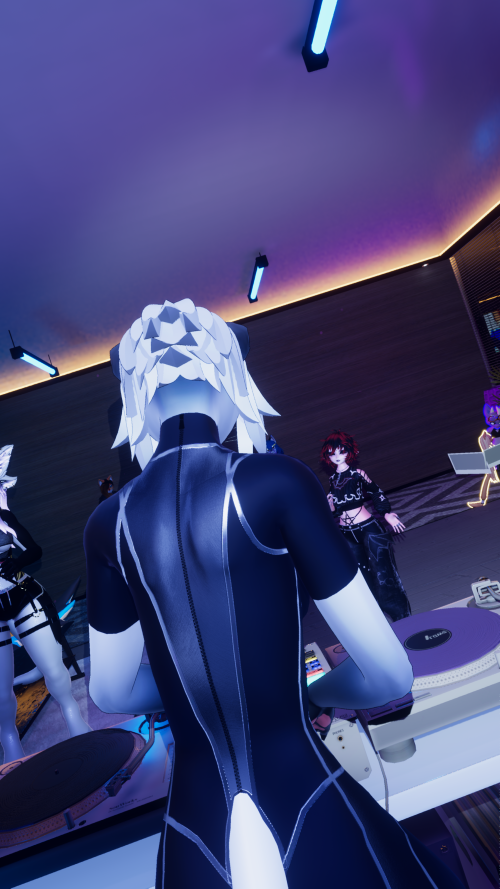 VRChat_2025-09-03_21-20-10.580_2160x3840.png
