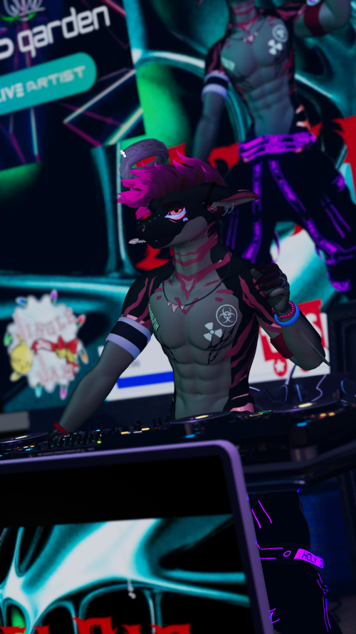 VRChat_2025-12-15_04-21-41.585_2160x3840.png