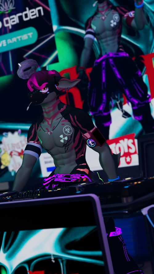 VRChat_2025-12-15_04-21-42.807_2160x3840.png