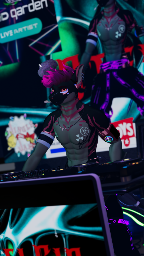 VRChat_2025-12-15_04-21-43.810_2160x3840.png