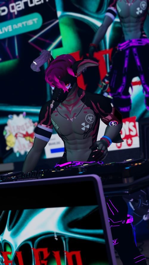 VRChat_2025-12-15_04-21-47.113_2160x3840.png